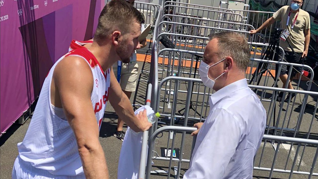 Prezydent Andrzej Duda znalazł czas, by dopingować polskich koszykarzy w Tokio (fot. tt/@PZKosz) Prezydent Andrzej Duda znalazł czas, by dopingować polskich koszykarzy w Tokio (fot. tt/@PZKosz)