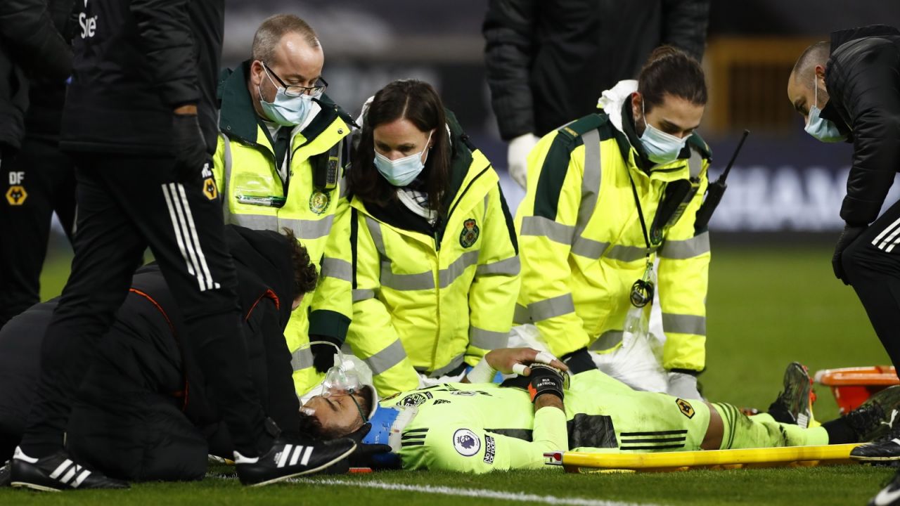 Sceny z udziałem Rui Patricio w meczu Wolverhampton z Liverpoolem wyglądały dramatycznie. (PAP/EPA)