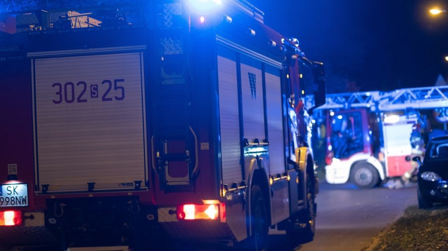Z ogniem walczy 16 zastępów straży pożarnej (fot. Shutterstock)