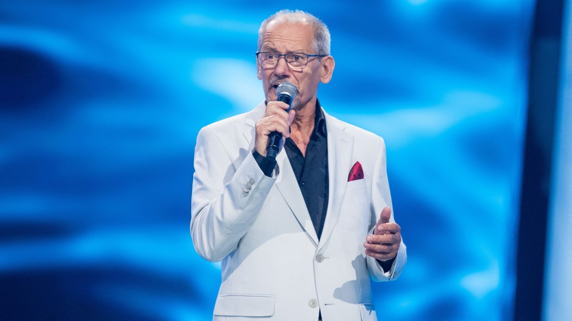 Maciej Piotr, po emocjonującym wykonaniu „Unchained Melody” The Righteous Brothers, dołączył do drużyny Roberta Janowskiego. Fot. Waldemar Kompała/ TVP