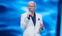 Maciej Piotr, elegancko ubrany uczestnik programu „The Voice Senior”, oczarował trenerów swoim wykonaniem „Unchained Melody” The Righteous Brothers.