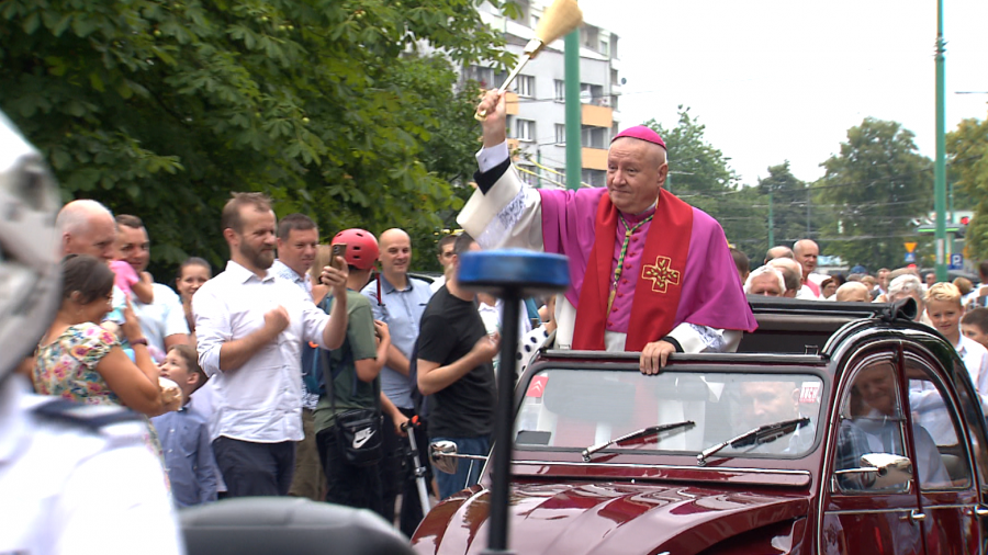 W Tychach pojazdy święcił bp. Adam Wodarczyk. Fot. TVP3 Katowice