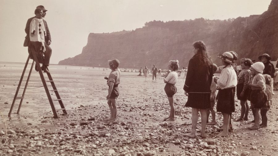Brytyjscy wczasowicze na plaży w sierpniu 1920. Fot. SSPL / Getty Images