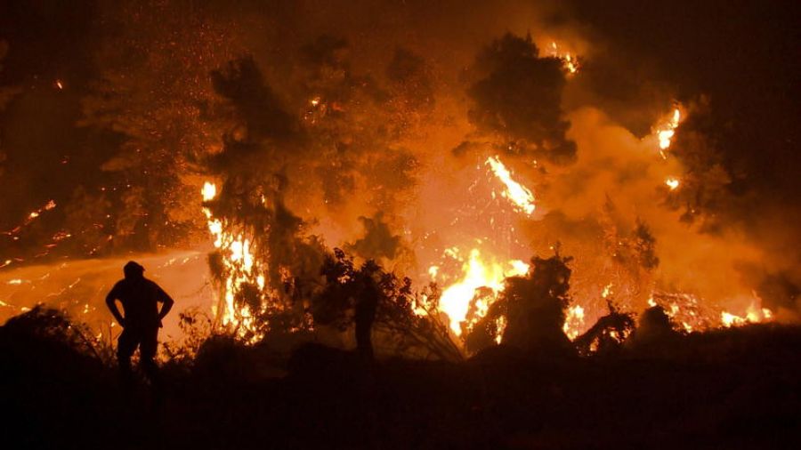 Kolejna grupa wielkopolskich strażaków dotarła do Grecji (fot. PAP/EPA)
