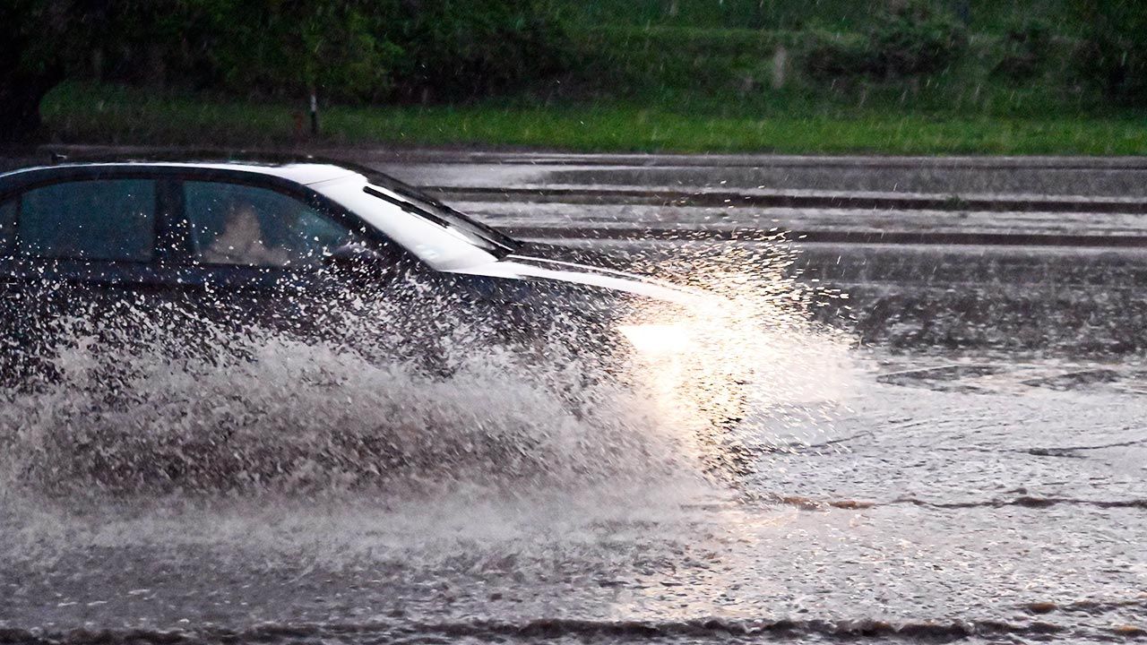 Kolejny dzień z niebezpieczną pogodą (fot. PAP/Marcin Bielecki) Kolejny dzień z niebezpieczną pogodą (fot. PAP/Marcin Bielecki)