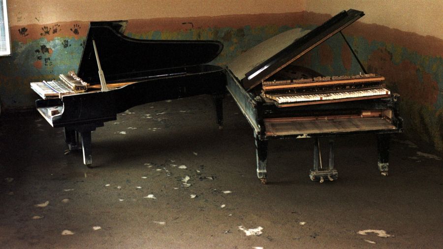 Zniszczone fortepiany w szkole muzycznej po powodzi w 1997 roku. Fot. Mariusz Przygoda / Forum