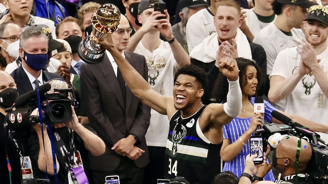 Giannis Antetokounmpo (fot. PAP/EPA/T.MAURY) Giannis Antetokounmpo (fot. PAP/EPA/T.MAURY)