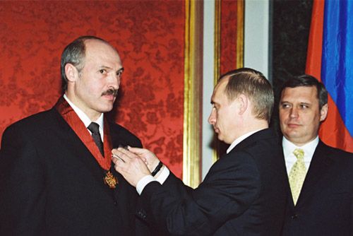 Архіўнае фота. Аляксандр Лукашэнка атрымлівае ад Уладзіміра Пуціна ордэн «За заслугі (Фота: Kremlin.ru)