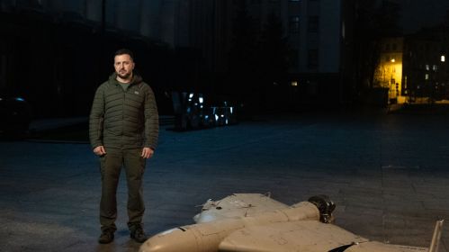Президент Украины Владимир Зеленский стоит рядом с иранским дроном Shahed–136