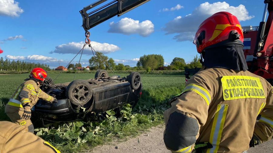 Żeby wyciągnąć auto z rowu, potrzebny był ciężki samochód ratownictwa technicznego z żurawiem hydraulicznym z JRG SP PSP w Bydgoszczy