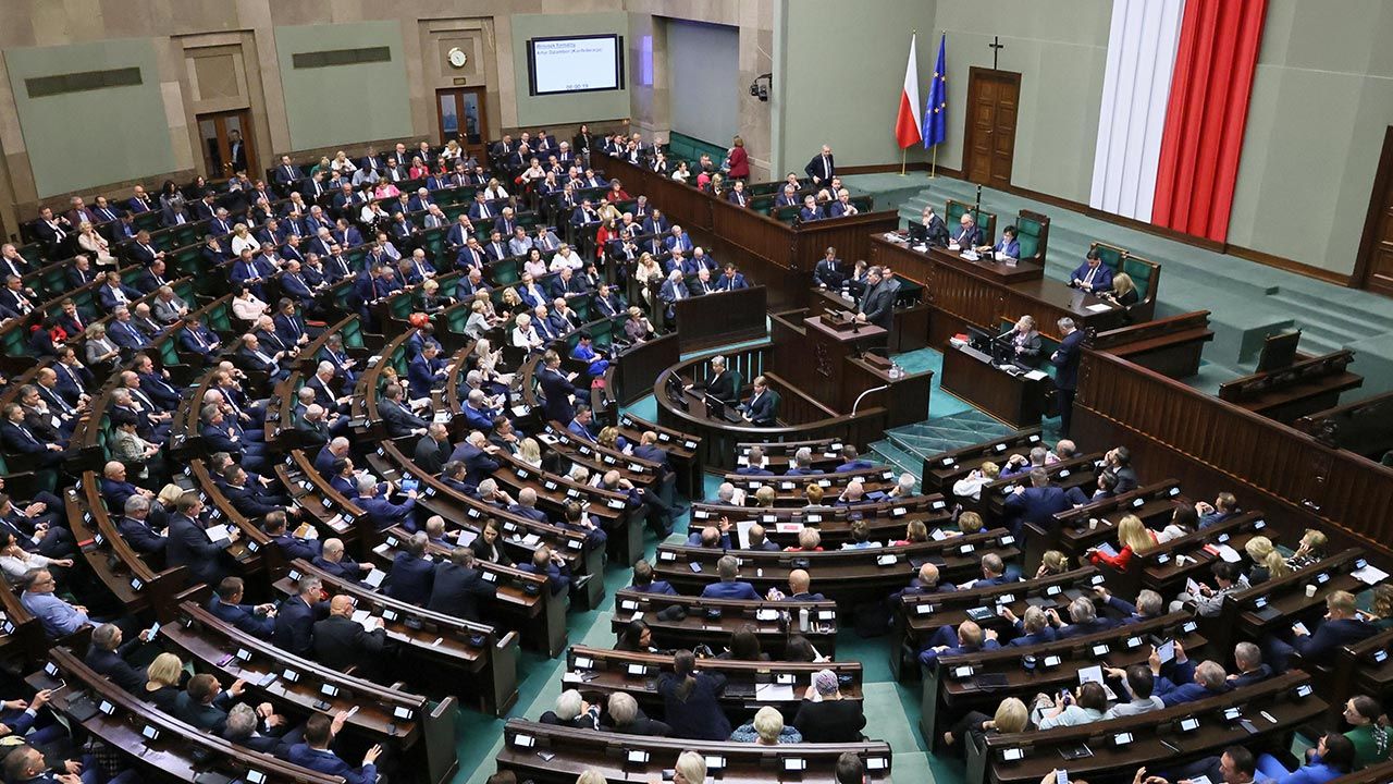 Ilu posłów wprowadziłaby do Sejmu partia Jarosława Kaczyńskiego?  (fot. PAP/Leszek Szymański)