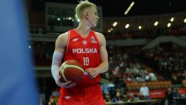 Łukasz Kolenda (fot. Getty Images) Łukasz Kolenda w koszulce reprezentacji Polski podczas meczu koszykówki. Zawodnik Rostock Seawolves zdobył 18 punktów w wygranym meczu z EWE Baskets Oldenburg w niemieckiej ekstraklasie