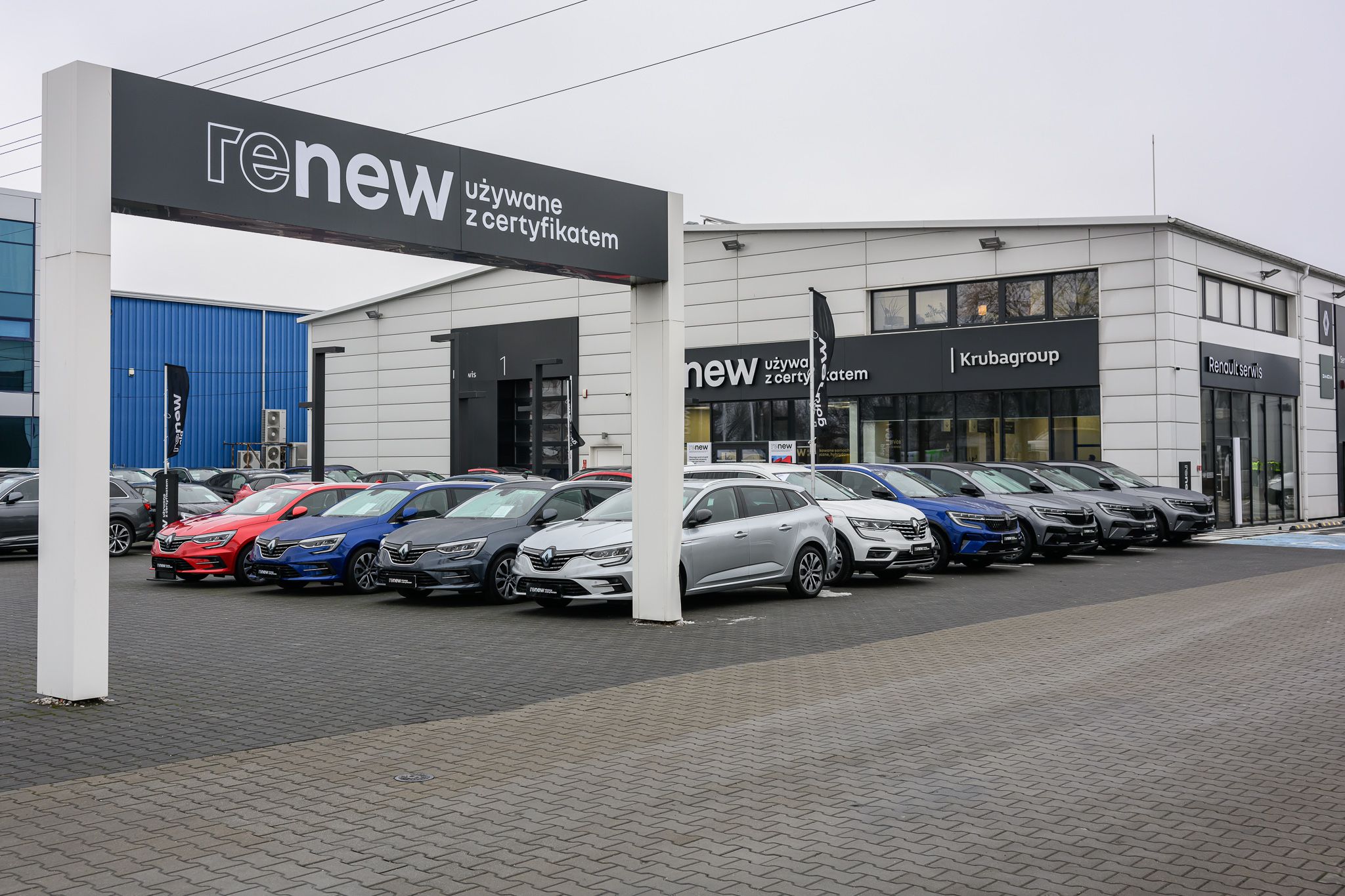 Auta używane stojące przy salonie Renault