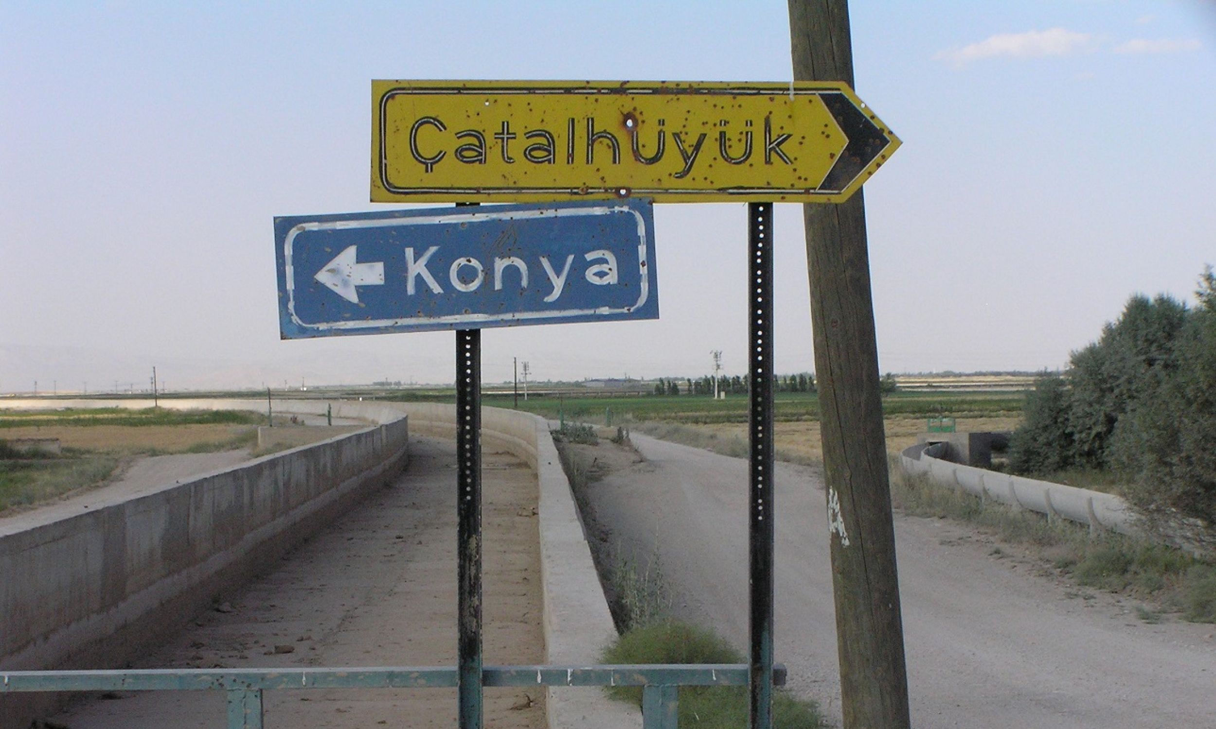 Çatalhöyük jest oddalone o około 40 km od miasta Konya, położonego na rozległej i żyznej, choć dziś bardzo suchej, równinie otoczonej górami. Fot. Tomasz Kozłowski