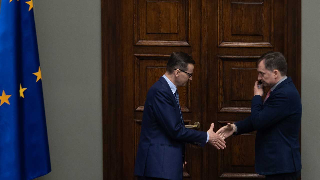 Premier Mateusz Morawiecki i minister Zbigniew Ziobro w Sejmie (fot. Michal Dyjuk / Forum)