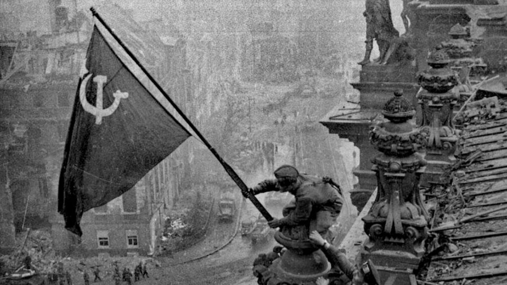 Na zdjęciu sowiecka flaga nad Reichstagiem. Została powieszona o godz. 22:40, jednak Niemcy szybko odbili budynek i zdjęli flagę. Fot. Wikimedia/ domena publiczna
