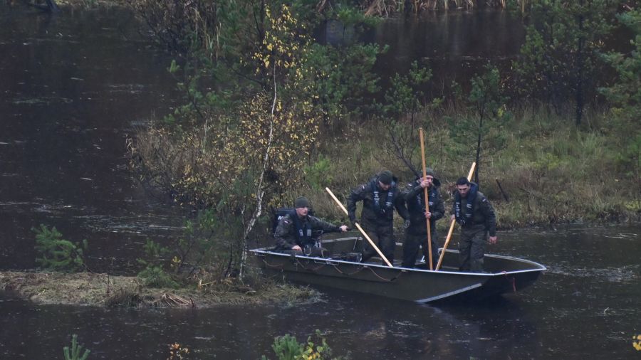  Funkcjonariusze służb w okolicach zbiornika wodnego Lepusz w otulinie Trojmiejskiego Parku Krajobrazowego. (fot. PAP/Adam Warszawa)