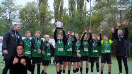 Młodzi piłkarze świętują zwycięstwo w eliminacjach turnieju Z Orlika na Stadion – drużyna Beskidzkiej Akademii Piłkarskiej z pucharem w rękach.