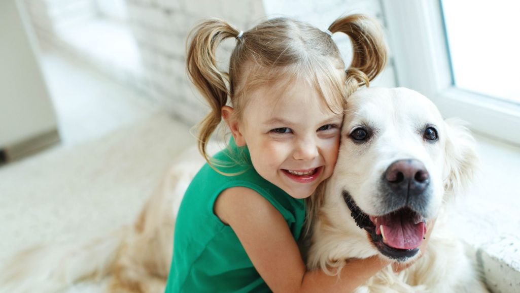 Psy to zwierzęta szczególnie uwielbiane przez małe dzieci. Fot. Nina Buday/Shutterstock