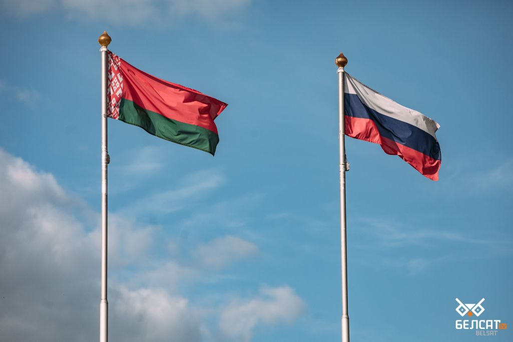Сцягі Расеі і Беларусі ля дому Масквы. Менск, Беларусь. 7 верасня 2021 года. (Фота: Белсат)