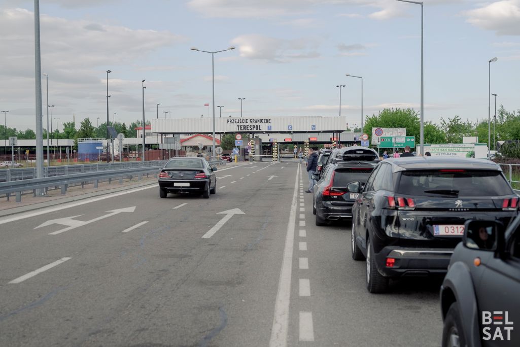 Чарга на польска-беларускай мяжы з легкавых аўтамабіляў і аўтобусаў каля пераходу «Тэрэспаль» («Берасце»). Тэрэспаль, Польшча. 14 траўня 2024 года. (Фота: Карына Пашко / Белсат)