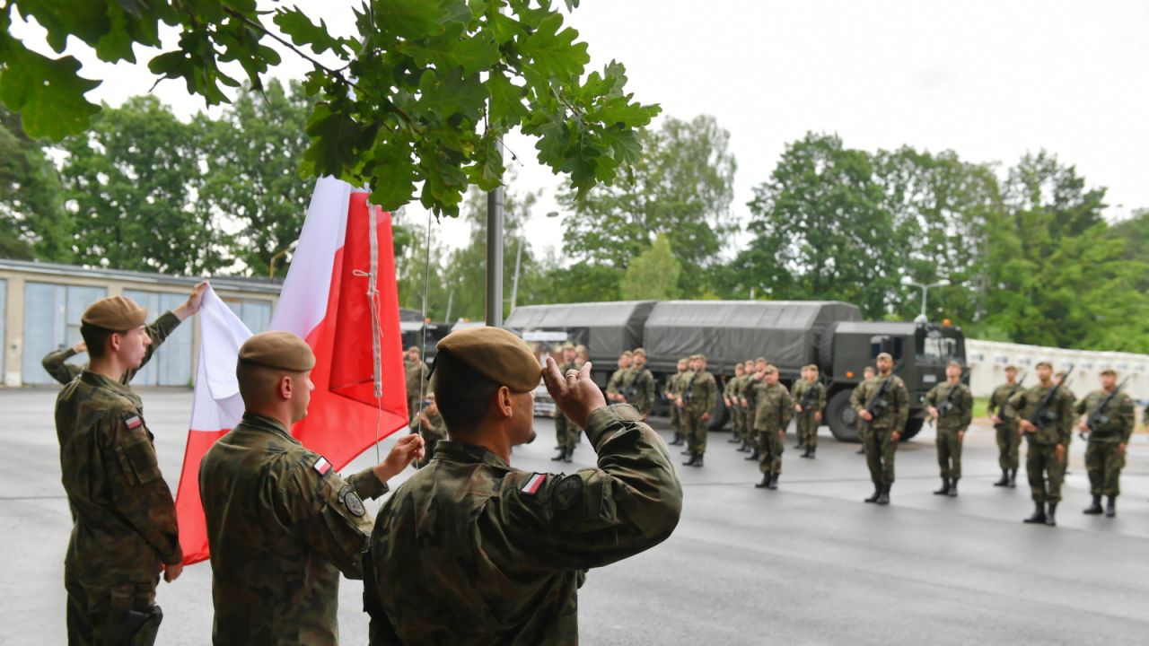 Przysięga żołnierzy Wojsk Obrony Terytorialnej w Zgierzu (fot. PAP/Grzegorz Michałowski) Przysięga żołnierzy Wojsk Obrony Terytorialnej w Zgierzu (fot. PAP/Grzegorz Michałowski)