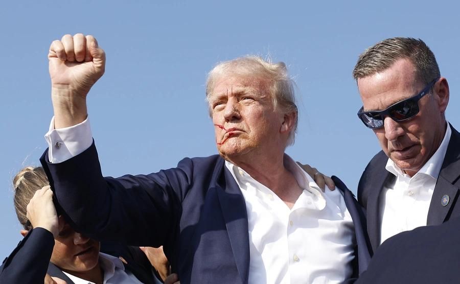Доналд Трамп адразу пасля замаху на яго. (Фота: Anna Moneymaker / Getty Images)