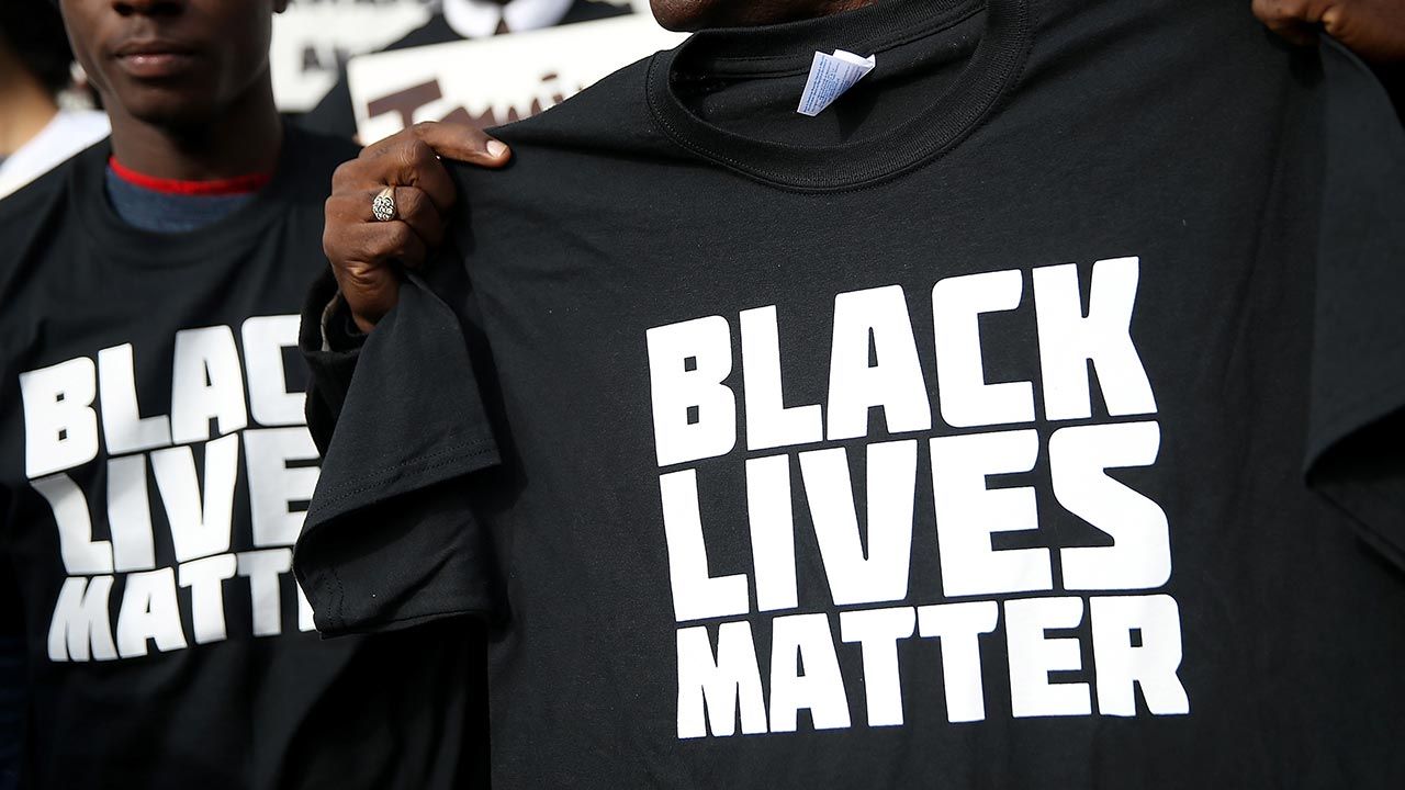 Black Lives Matter idzie w odzież i gadżety promocyjne (fot. Justin Sullivan/Getty Images)