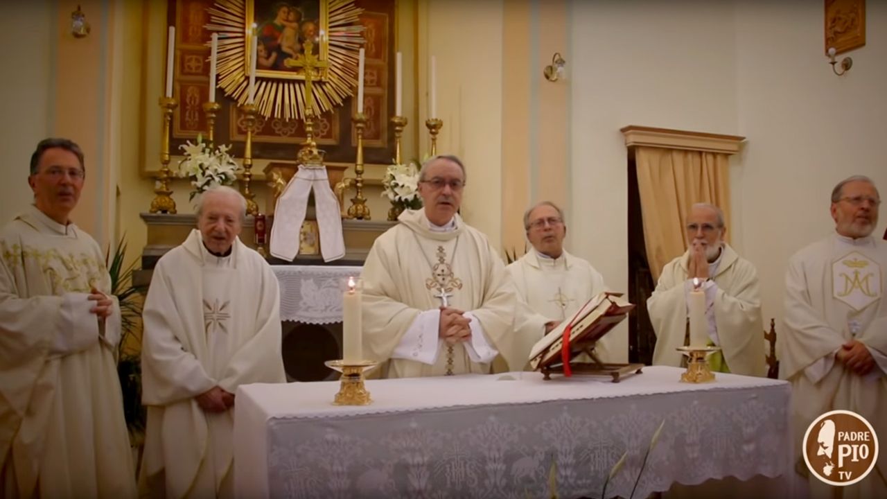Mszę z okazji jubileuszu proboszcza odprawi biskup Francesco Lambiasi (fot. YT/PadrePio tv)