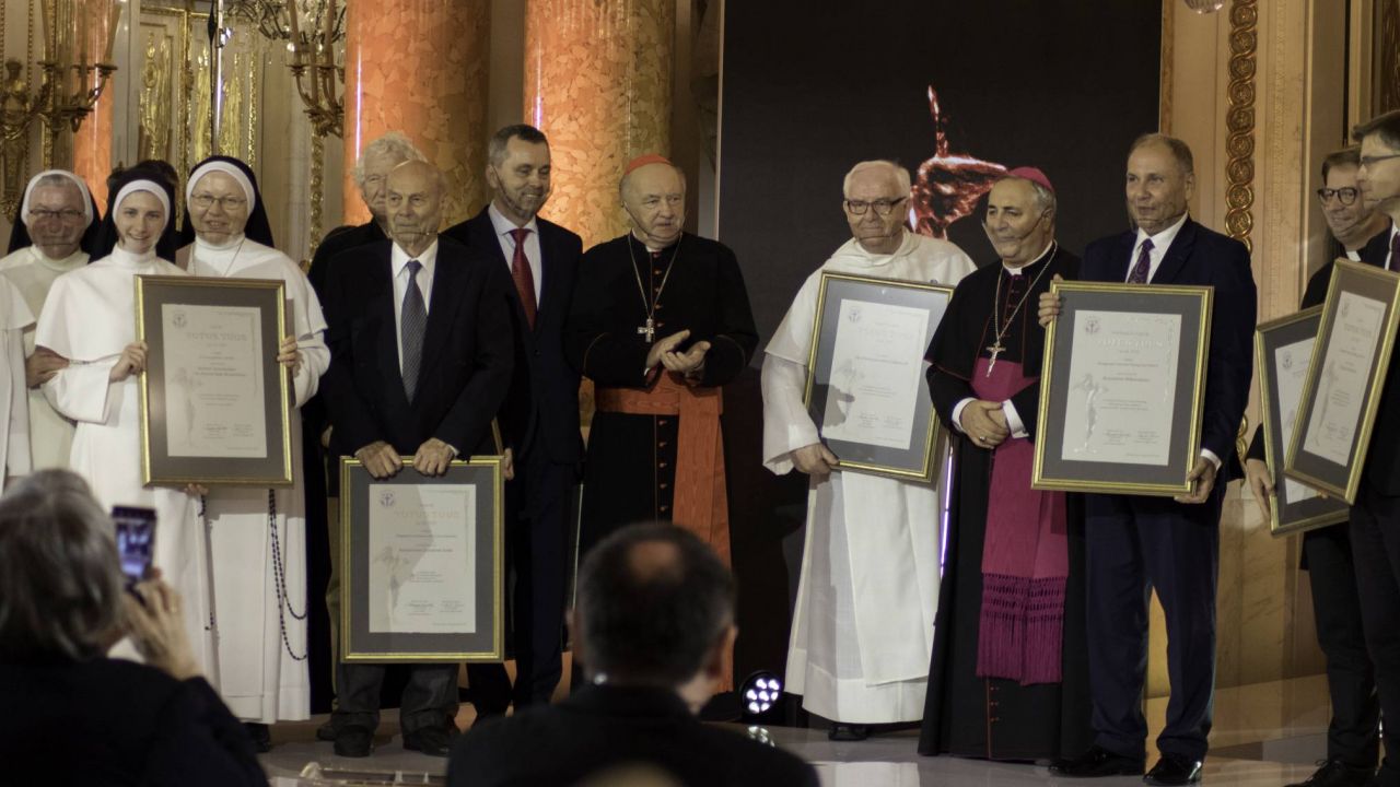 Wyróżnienia przyznaje Fundacja Dzieło Nowego Tysiąclecia w czterech kategoriach (fot. Fundacja „Dzieło Nowego Tysiąclecia”) Wyróżnienia przyznaje Fundacja Dzieło Nowego Tysiąclecia w czterech kategoriach (fot. Fundacja „Dzieło Nowego Tysiąclecia”)
