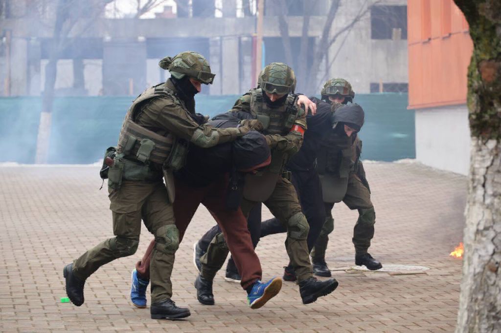 МУС паказвае, чым будзе займацца новы атрыд спецназу. (Фота: mvd.gov.by)
