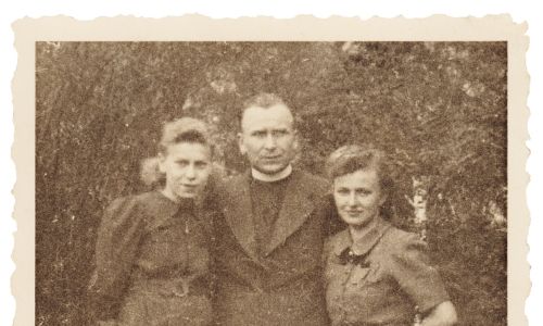 Ks. Jan był najstarszy z rodzeństwa. Na zdjęciu z siostrami w 1941 roku. Fot. https://ksmacha.pl