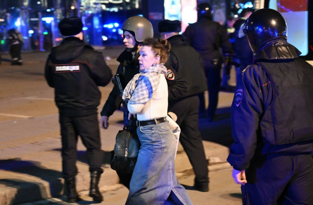 Супрацоўнікі паліцыі выводзяць жанчыну з ГЦ «Крокус Сіці Хол» пад Масквой, Расея. 22 сакавіка 2024 года. (Фота: Maksim Blinov / Sputnik / East News)