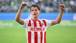 Jakub Kamiński w koszulce 1.FC Koln. Polak zaliczył kolejny świetny występ w zespole, do którego jest wypożyczony z VfL Wolfsburg. W starciu z Hamburgerem 23-latek strzelił gola oraz popisał się asystą (fot. Getty)