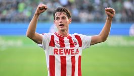 Jakub Kamiński w koszulce 1.FC Koln. Polak zaliczył kolejny świetny występ w zespole, do którego jest wypożyczony z VfL Wolfsburg. W starciu z Hamburgerem 23-latek strzelił gola oraz popisał się asystą (fot. Getty)