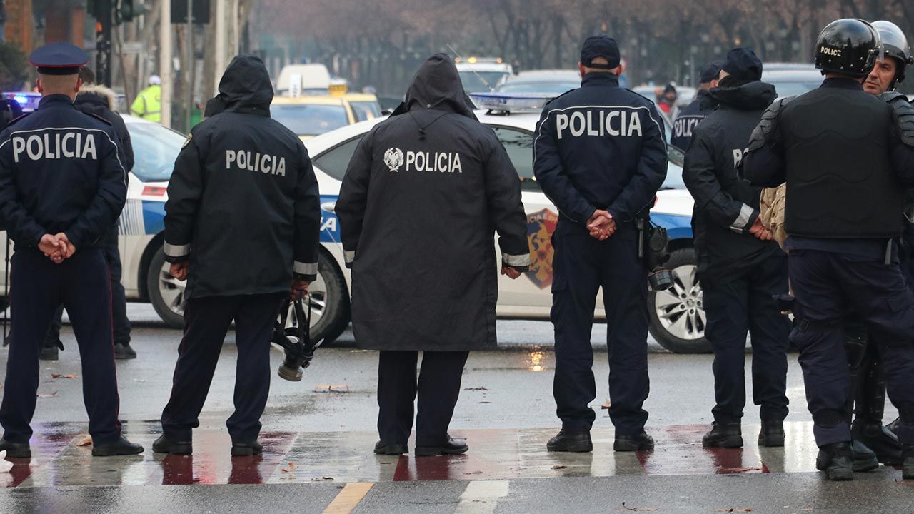 Policja zatrzymała kilku bossów przestępczego półświatka (fot. Olsi Shehu/Anadolu Agency via Getty Images, zdjęcie ilsutracyjne)