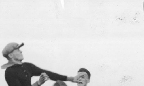 20 czerwca 1931, akcja pod bramką Legii. Od lewej: Stanisław Skwarczyński (bramkarz Legii), Henryk Martyna (Legia), Mieczysław Ogrodziński (Polonia), Alfred Nowakowski (Legia), Zygmunt Jesionka (Legia). Fot. NAC/IKC