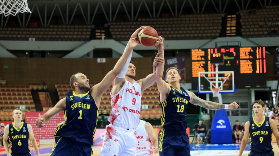Polak Mateusz Ponitka (C) i Szwedzi Denzel Anderson (L) i Viktor Gaddefors (P) podczas towarzyskiego meczu koszykarzy w Katowicach. Fot. PAP/Jarek Praszkiewicz