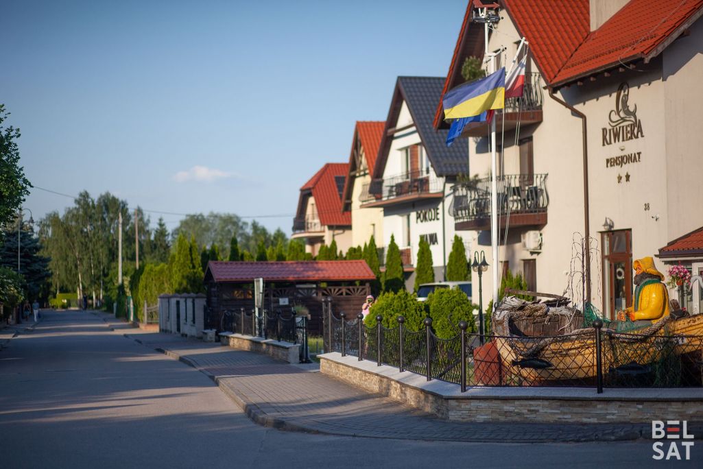 Сцягі Еўразвязу, Польшчы і Украіны ў Крыніцы-Морскай. Крыніца-Морска, Польшча. 28 траўня 2024 года. (Фота: Белсат)