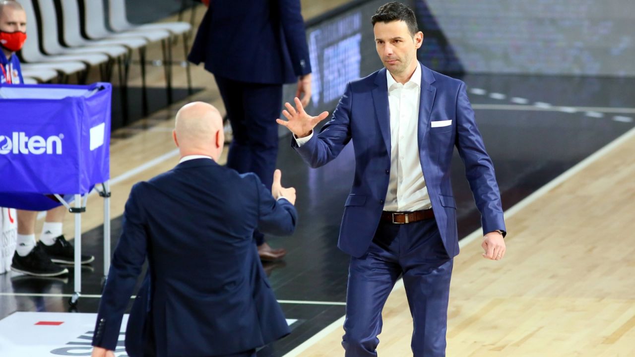 Górą w pojedynku trenerów okazał się Igor Milicić (z prawej, fot. PAP).