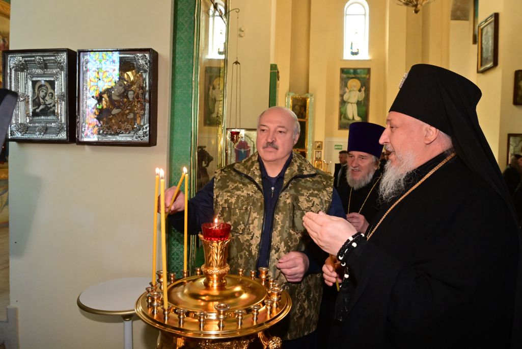 Аляксандр Лукашэнка наведвае храм у камуфляжнай камізэльцы (Фота: president.gov.by)