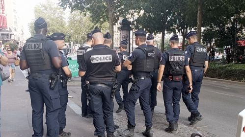 Policjanci pilnujący bezpieczeństwa podczas Letnich Igrzysk Olimpijskich w Paryżu w 2024 roku. Wiadomo, że Rosja próbowała zaatakować również Igrzyska. Zdj. Wikimedia Commons, CC