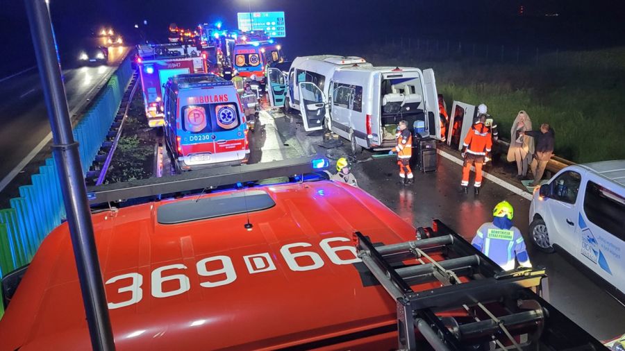 Szesnaście osób ucierpiało w nocnym karambolu na trasie A4 w okolicach węzła Mikołajowice (fot. Facebook/OSP Raczkowa)