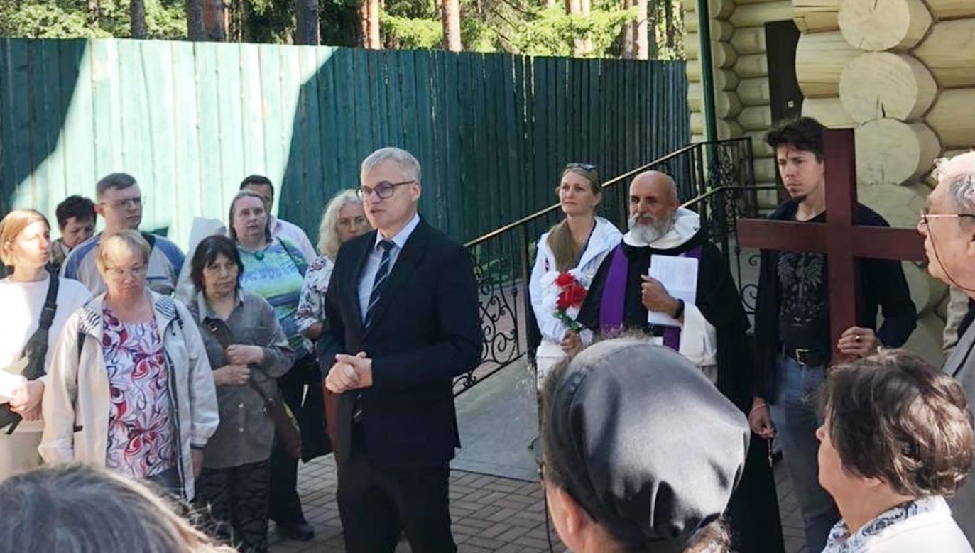 Konsul Grzegorz Ślubowski wraz z przedstawicielami Polonii nie został wpuszczony na teren cmentarza (fot. belsat.eu/KG RP w Petersburgu)