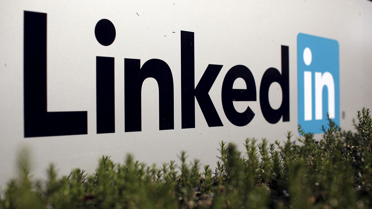 LinkedIn to międzynarodowy serwis społecznościowy, który specjalizuje się w kontaktach biznesowych oraz społecznych (fot. REUTERS/Robert Galbraith)