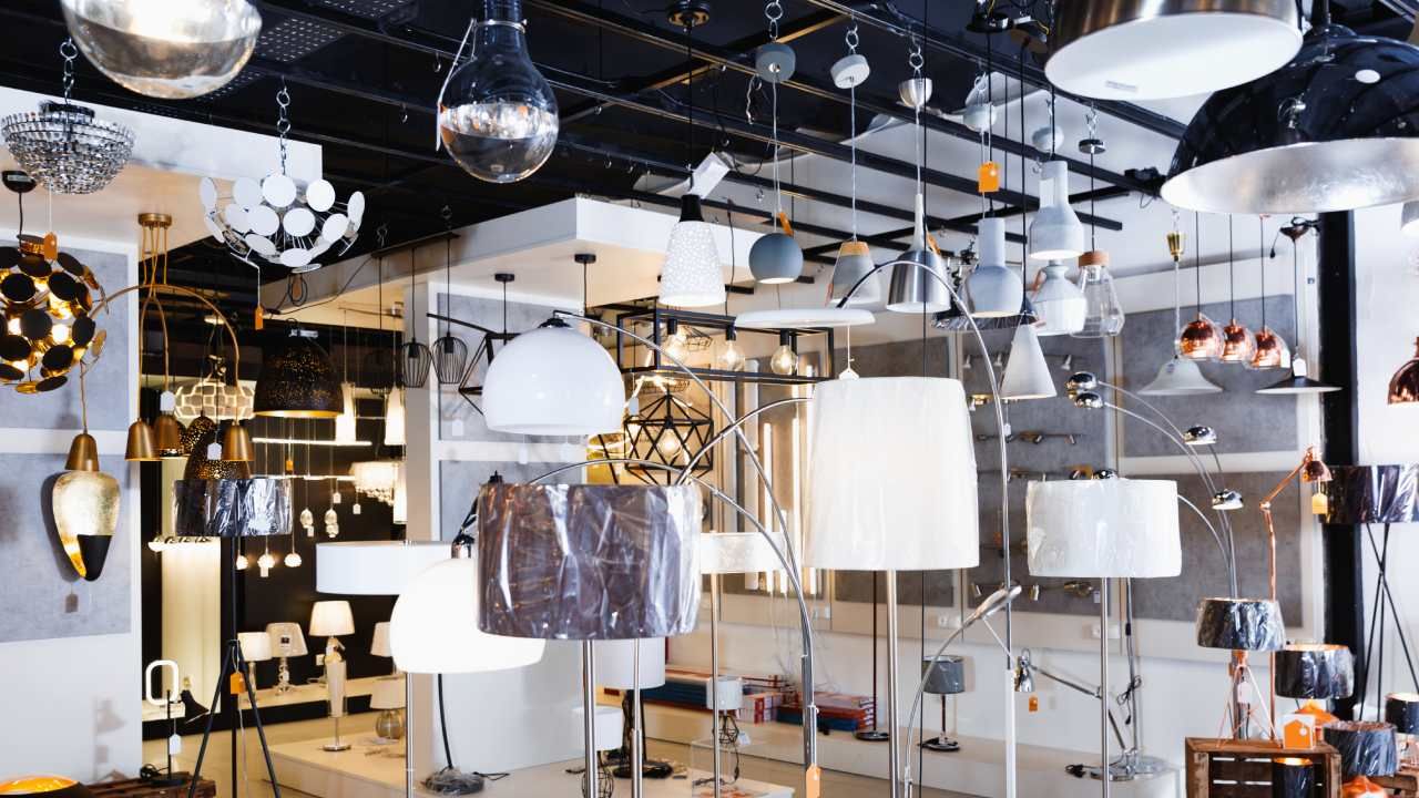 Wśród nowych kodów znalazła się m.in. sprzedaż detaliczna sprzętu oświetleniowego (fot. Shutterstock/Iakov Filimonov) Wśród nowych kodów znalazła się m.in. sprzedaż detaliczna sprzętu oświetleniowego (fot. Shutterstock/Iakov Filimonov)