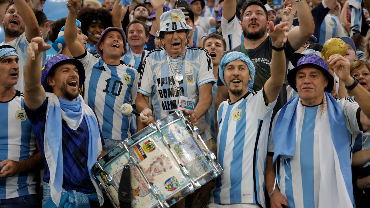 Kibice reprezentacji Argentyny, w środku "Tula" (fot. Getty)