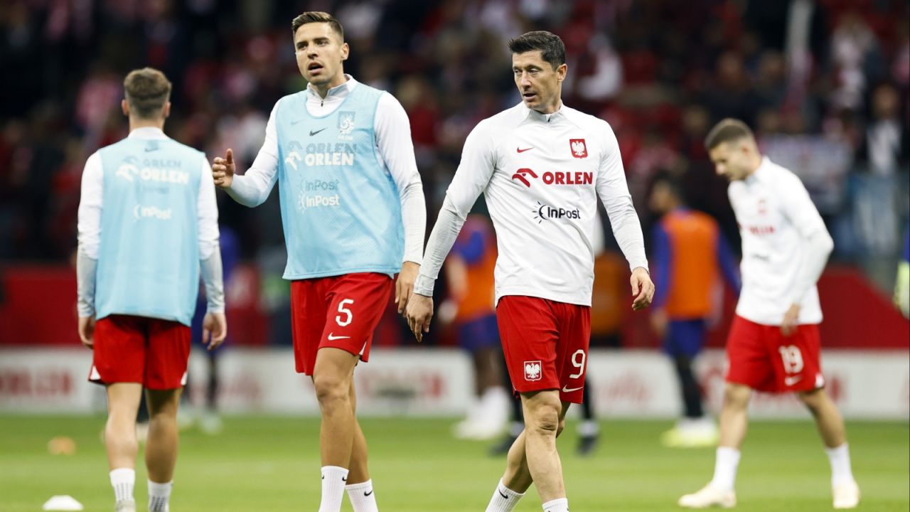 Jan Bednarek i Robert Lewandowski (fot. Getty)