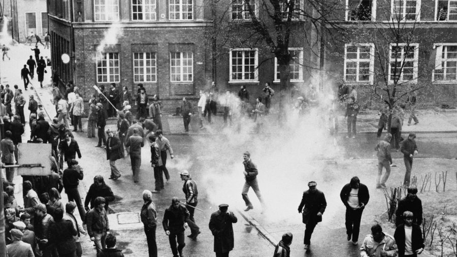 3 maja 1982 roku. Pięć miesięcy od wprowadzenia stanu wojennego w Polsce. ZOMO rozprasza na ulicach Gdańska manifestację z okazji rocznicy uchwalenia Konstytucji 3 maja. Fot. PAP/CAF