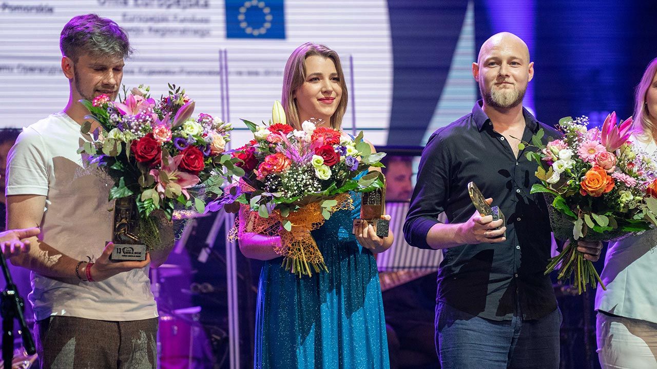 Na scenie zaprezentowało się pięcioro finalistów festiwalu (fot. portal tvp.info/Radosław Poszwiński) Na scenie zaprezentowało się pięcioro finalistów festiwalu (fot. portal tvp.info/Radosław Poszwiński)